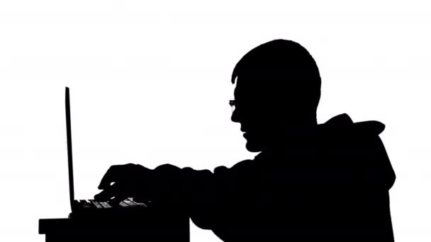 Silhueta Homem Trabalhando Laptop Fundo Branco Máscara Preta Branca — Vídeo de Stock