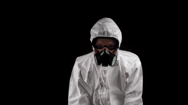 Εργάτης Στολή Χημικής Προστασίας Σηκώνει Κεφάλι Του Πάνω Μαύρο Φόντο — Αρχείο Βίντεο