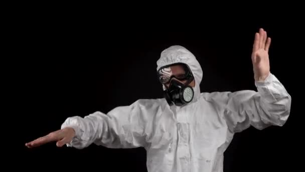 Hombre Baila Traje Protección Química Con Respirador Gafas Sobre Fondo — Vídeos de Stock