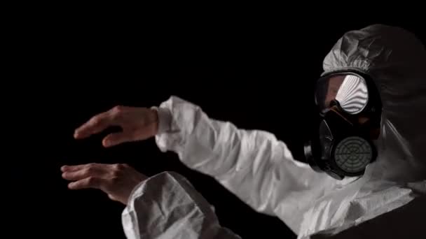 Egy Férfi Vegyi Védőruhában Táncol Lélegeztetőgéppel Szemüveggel Fekete Alapon — Stock videók