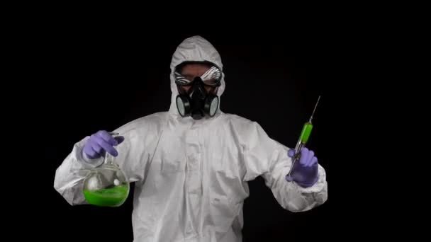 Hombre Baila Traje Protección Química Con Respirador Gafas Con Una — Vídeos de Stock