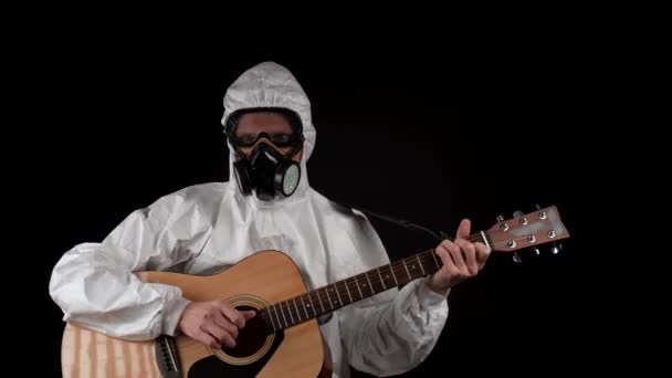 Solunum Cihazı Gözlüklü Bir Adam Siyah Arka Planda Gitar Çalıyor — Stok video