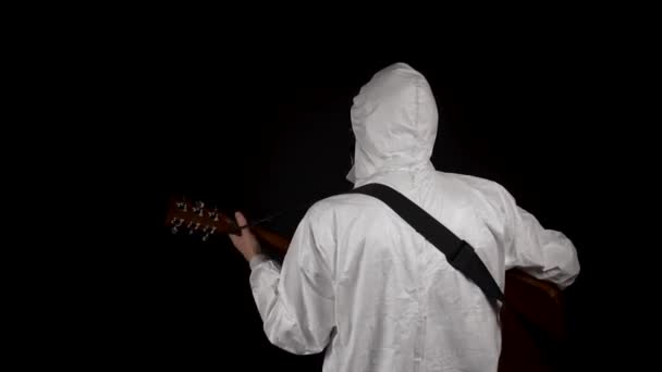 Hombre Con Traje Protección Química Respirador Gafas Toca Guitarra Sobre — Vídeos de Stock