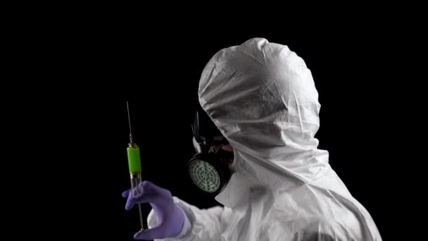 Kimyasal Koruma Giysisi Içinde Bir Laboratuvar Çalışanı Elinde Siyah Bir — Stok video