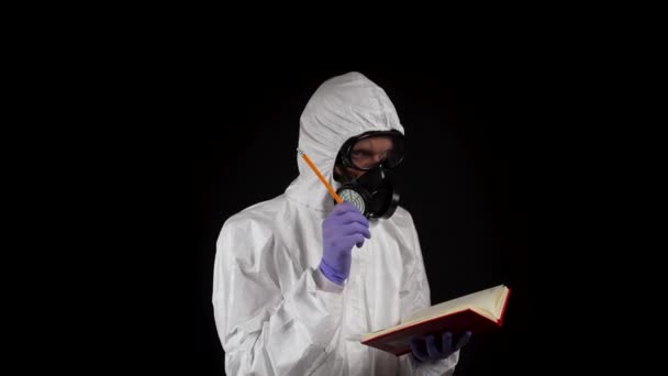 Trabajador Laboratorio Traje Protección Química Escribe Cuaderno Con Lápiz Sobre — Vídeos de Stock