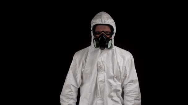 Trabalhador Laboratório Terno Proteção Química Vai Para Câmera Fundo Preto — Vídeo de Stock