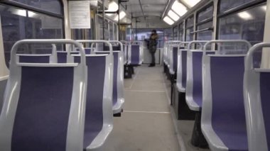 Coronavirüs salgını sırasında maske takan bir kız. Yavaş çekim