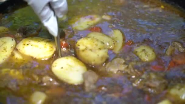 Cocinero Revuelve Sopa Carne Con Una Cuchara Caldero Grande Hierro — Vídeos de Stock