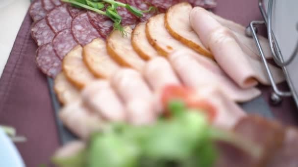 Tafel Geserveerd Met Worst Vleeswaren Bij Een Picknick Langzame Beweging — Stockvideo
