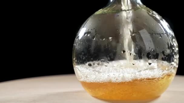 Piwo Wlewa Się Szklanej Kolby Laboratoryjnej Wolny Ruch Czarnym Tle — Wideo stockowe