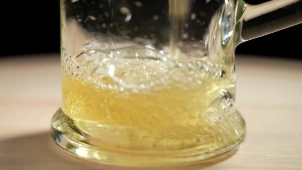 新鲜啤酒倒入木板上的玻璃杯中 慢动作 — 图库视频影像