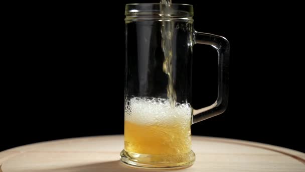 Cerveja Fresca Derramada Uma Taça Vidro Movimento Lento Fundo Preto — Vídeo de Stock