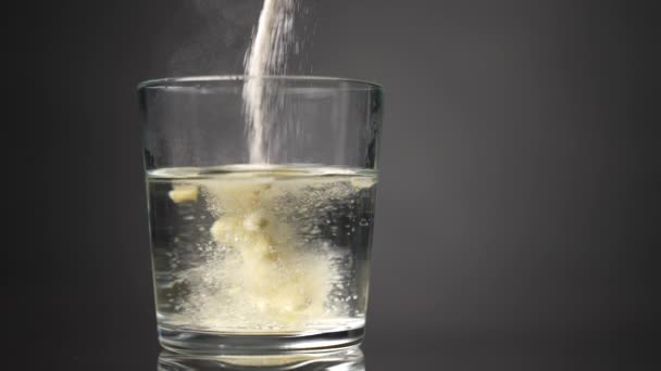 Στραγγίξτε Σκόνη Του Φαρμάκου Ένα Ποτήρι Νερό Γκρι Φόντο Αργή — Αρχείο Βίντεο