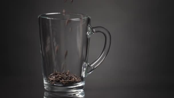 Чорний Вільнолистяний Чай Наливають Скляний Кухоль Сірому Фоні Повільний Рух — стокове відео