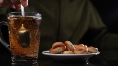 Şekeri siyah yaprak çayıyla karıştırın. Yavaş çekim