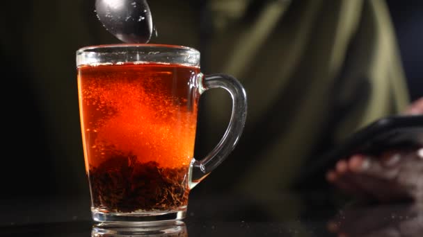 Wlać Cukier Czarnej Herbaty Szklanym Kubku Zwolniony Ruch — Wideo stockowe