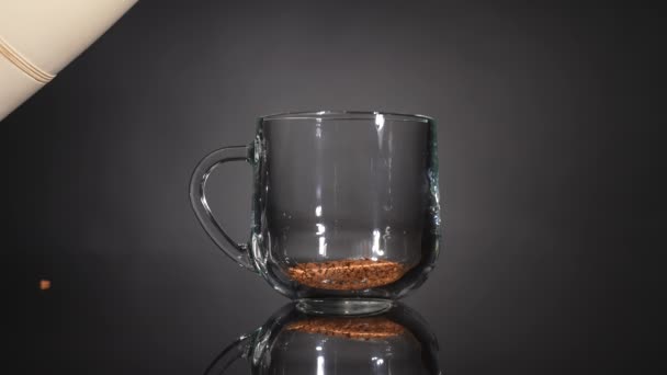 沸騰した水でガラスのマグカップにインスタントコーヒーを注ぐ スローモーション — ストック動画