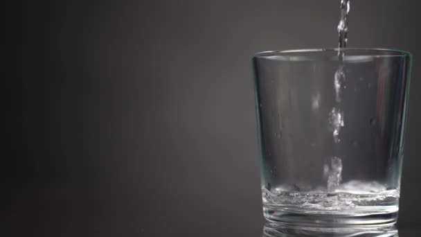 Woda Jest Wlewana Szklanej Zlewki Szarym Tle Zwolniony Ruch — Wideo stockowe
