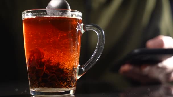 Wymieszać Cukier Szklanej Filiżance Czarnym Liściem Herbaty Zwolniony Ruch — Wideo stockowe