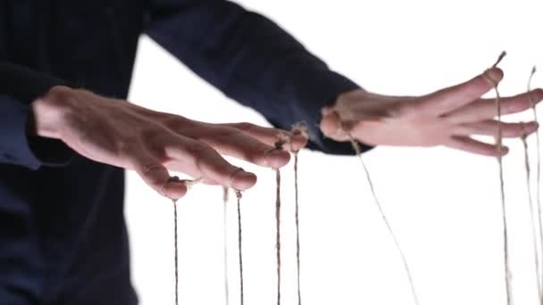 Mužské Ruce Manipulující Provazy Prstech Bílé Pozadí — Stock video