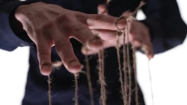 Männliche Hände Manipulieren Mit Seilen Den Fingern Weißer Hintergrund — Stockvideo