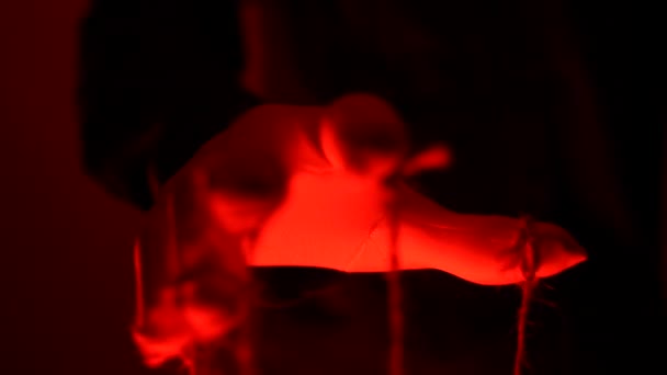 Manipulatorhände Weißen Stoffhandschuhen Mit Seilen Den Fingern Roter Hintergrund — Stockvideo