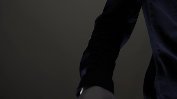 Manipulatorhanden Witte Stofhandschoenen Met Touwen Vingers Zwarte Achtergrond — Stockvideo