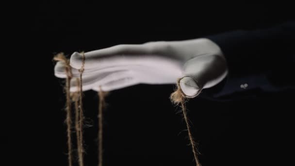 Руки Манипулятора Белых Тканевых Перчатках Веревками Пальцах Чёрный Фон — стоковое видео