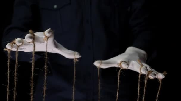 Руки Манипулятора Белых Тканевых Перчатках Веревками Пальцах Чёрный Фон — стоковое видео