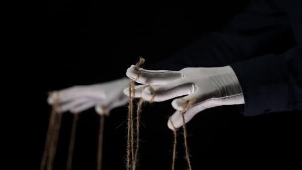 Manipulatorhände Weißen Stoffhandschuhen Mit Seilen Den Fingern Schwarzer Hintergrund — Stockvideo
