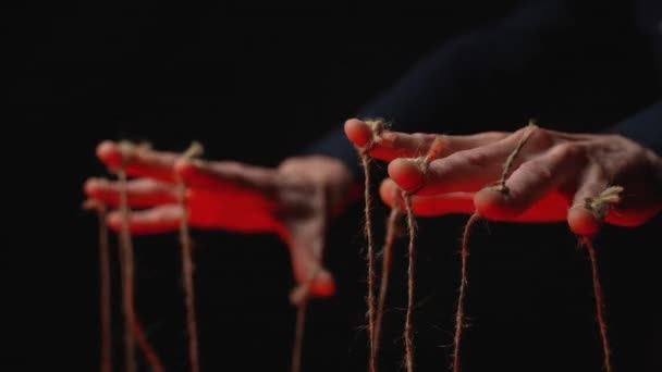 Mãos Masculinas Manipular Com Cordas Nos Dedos Fundo Preto — Vídeo de Stock