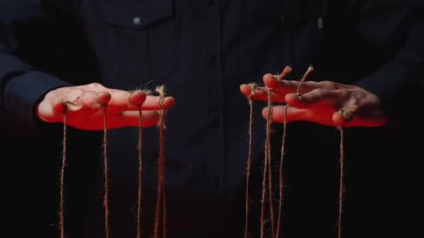 Mãos Masculinas Manipular Com Cordas Nos Dedos Fundo Preto — Vídeo de Stock