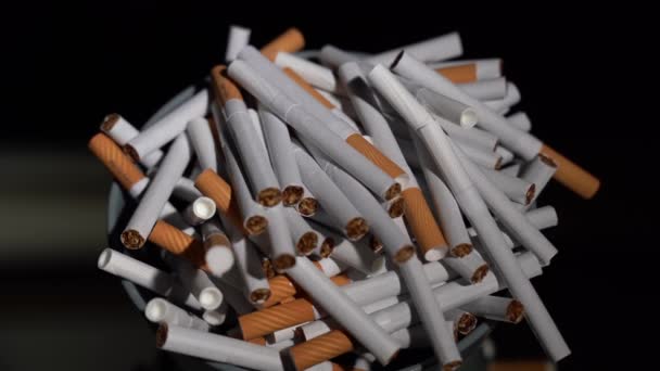 Sigaretten Bulk Een Plaat Een Draaiende Tafel Een Zwarte Achtergrond — Stockvideo