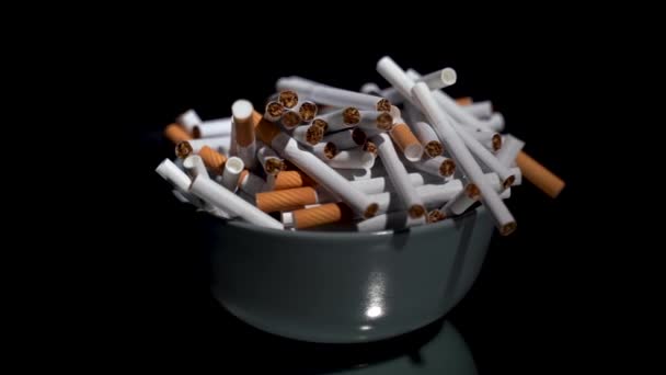 Сигареты Оптом Пластине Вращающемся Столе Черном Фоне — стоковое видео