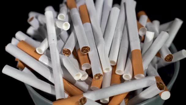 Cigaretta Ömlesztve Egy Tányéron Egy Forgó Asztalon Fekete Alapon — Stock videók