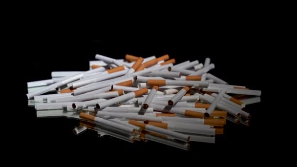 Sok Cigaretta Ömlesztve Egy Forgó Tükörasztalon Fekete Alapon — Stock videók
