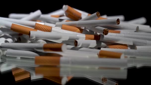 Spousta Cigaret Velkém Otočném Zrcadlovém Stole Černém Pozadí — Stock video