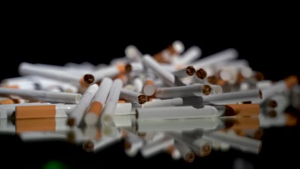 Sok Cigaretta Ömlesztve Egy Forgó Tükörasztalon Fekete Alapon — Stock videók
