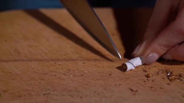 Egy Lány Egy Késsel Vág Egy Cigarettát Egy Deszkán Lassú — Stock videók