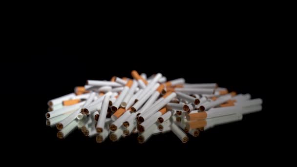 Eine Menge Zigaretten Hülle Und Fülle Auf Einem Drehbaren Spiegeltisch — Stockvideo