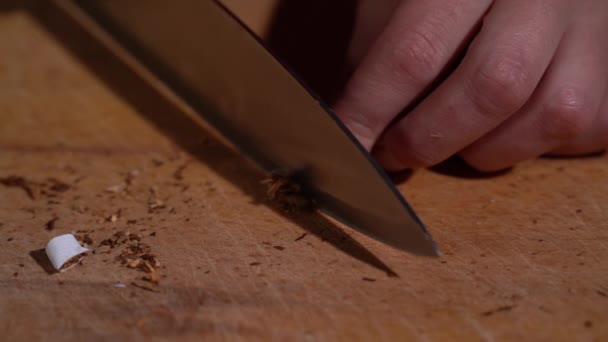 Dziewczyna Tnie Papierosa Nożem Drewnianej Desce Zwolniony Ruch — Wideo stockowe