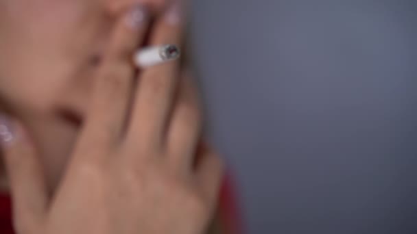 Ein Junges Mädchen Raucht Eine Zigarette Zeitlupe Großaufnahme — Stockvideo