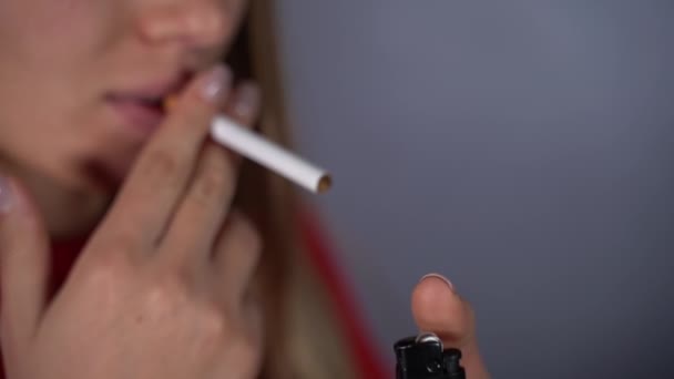 Una Joven Enciende Cigarrillo Primer Plano Cámara Lenta — Vídeos de Stock