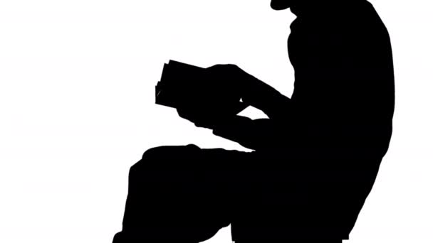 Чорно Білий Силует Чоловіка Сидить Стільці Читаючи Книгу — стокове відео