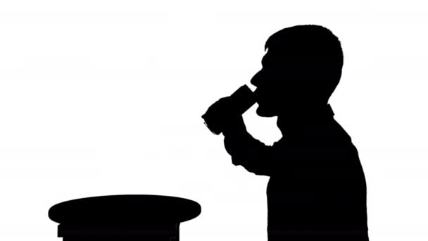 Schwarz Weiße Silhouette Eines Mannes Der Ein Getränk Aus Einer — Stockvideo