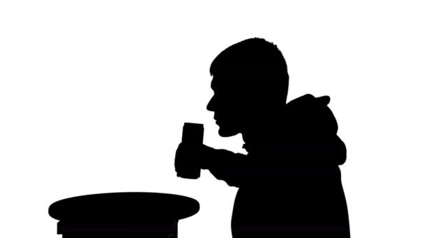 一个人喝铁罐里的酒的黑白照片 — 图库视频影像