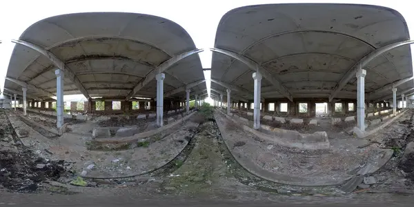 5K 360 Sanal Gerçeklik. Terk edilmiş eski bir çiftlik çiftliğinin kalıntıları.