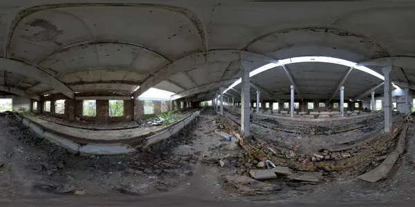 5K 360 Sanal Gerçeklik. Terk edilmiş eski bir çiftlik çiftliğinin kalıntıları.