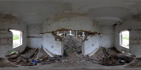 5K 360 Sanal Gerçeklik. Terk edilmiş eski bir çiftlik çiftliğinin kalıntıları.