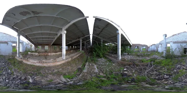 5K 360 Sanal Gerçeklik. Terk edilmiş eski bir çiftlik çiftliğinin kalıntıları.